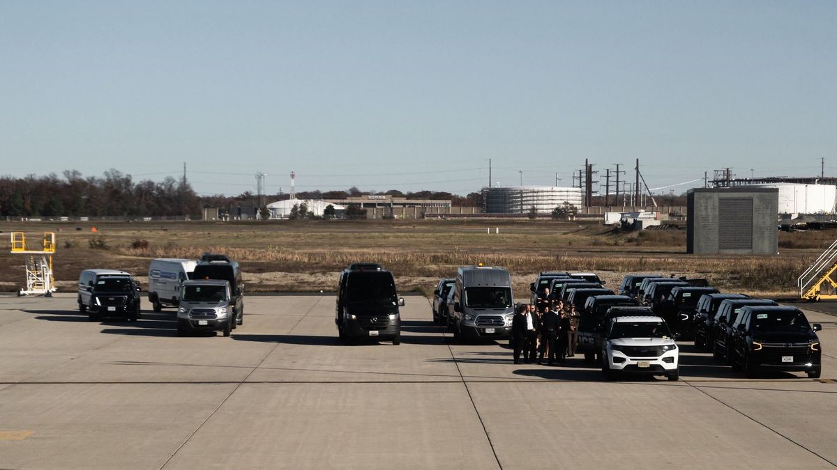 Így fogadták az amerikaiak Orbán Viktorék Wizz Air repülőgépét Washingtonban – videón a brutális autókonvoj 