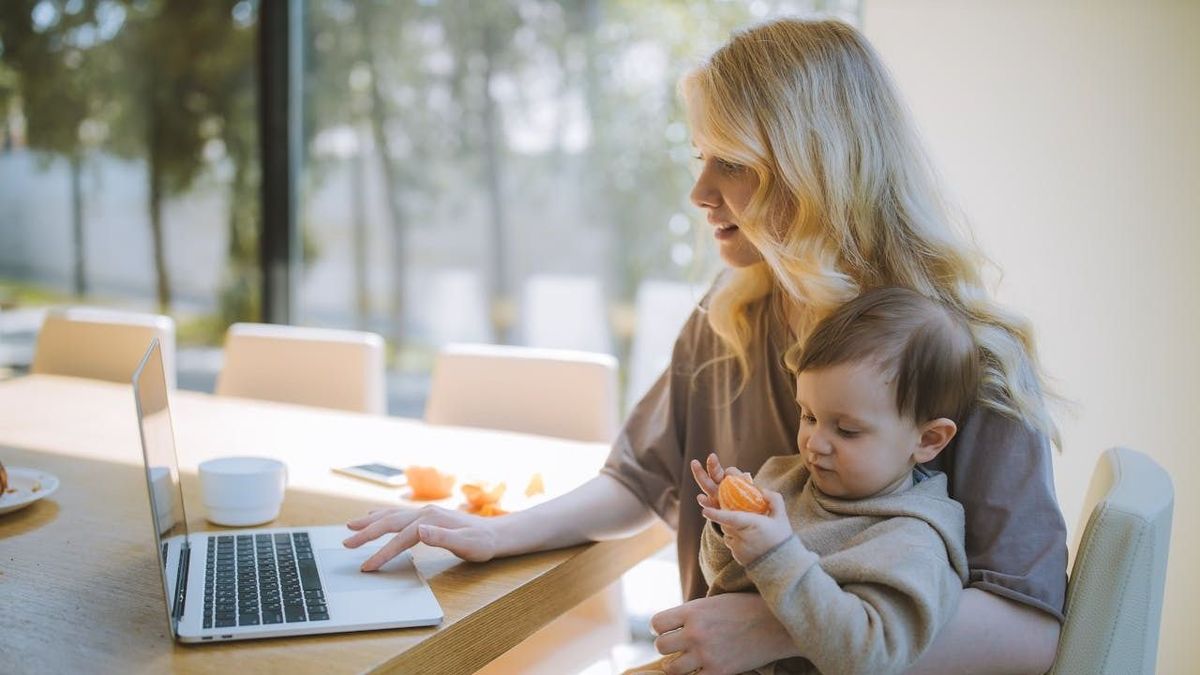 Szülés után visszatérni a munkába: tényleg ennyire nehéz? Így lesz mégis esélyed új állást találni (X) 