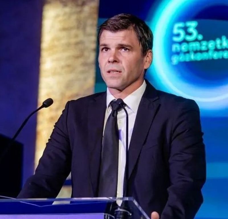 Czepek Gábor szerző profilképe