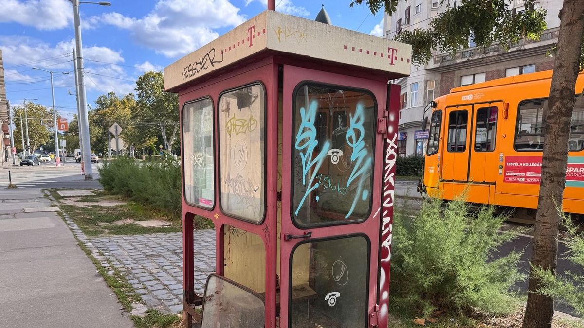 Hosszú ideje a főváros szégyenfoltjai a lerobbant telefonfülkék – a Magyar Telekom állítja, hogy százmilliókat költ rájuk 