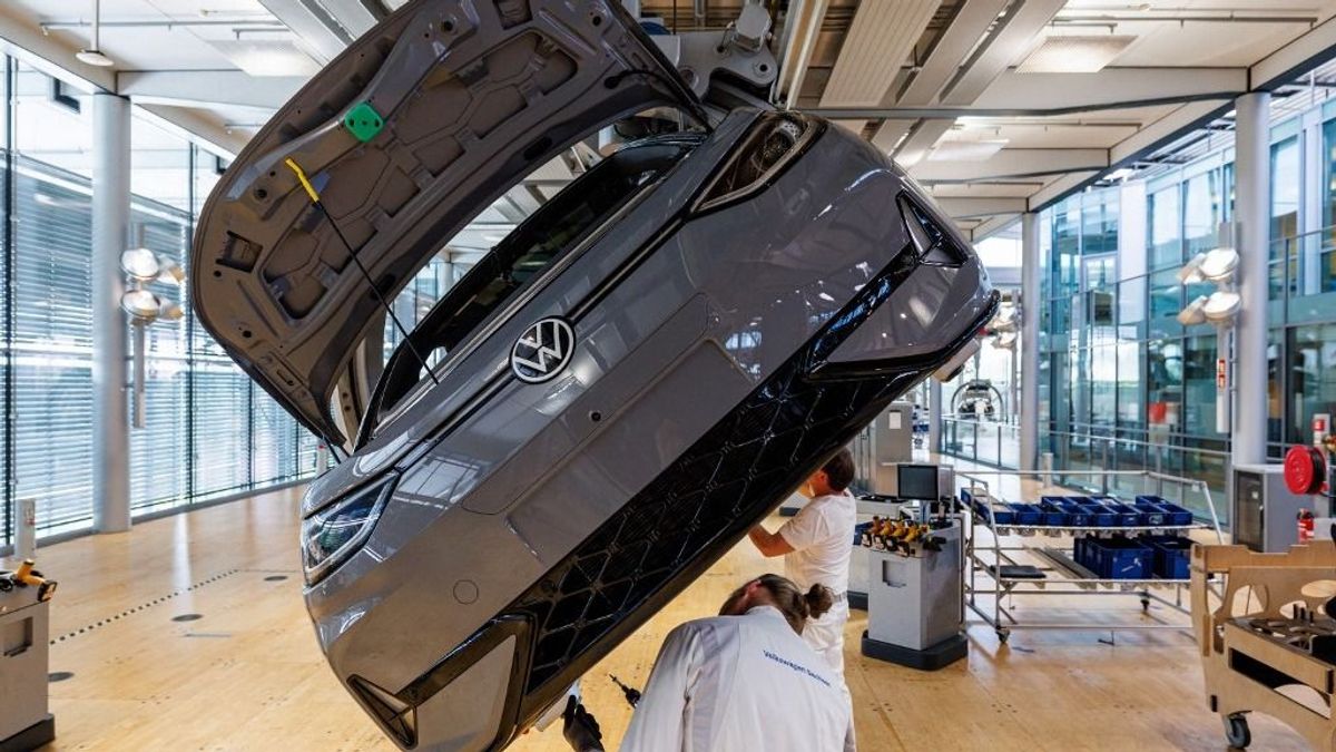 Megkezdődött: beütött az új válság, máris hazaküldik a legnagyobb német autóipari gyárakból a dolgozókat – a Nexperia-botrány lehet a végső csapás Európára 