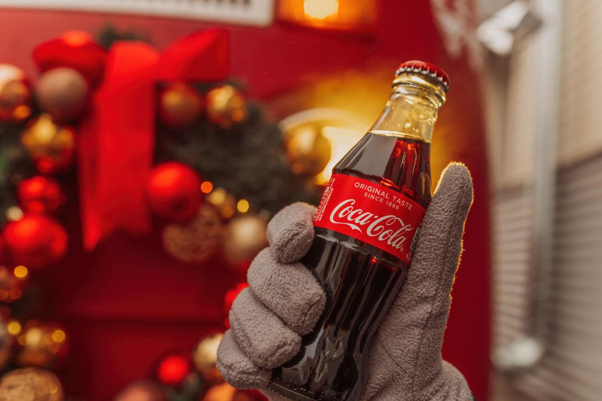 A Coca-Cola idei karácsonyi kampányvideója felrobbantotta az internetet – sokak szerint túlzásba viszik a mesterséges intelligencia használatát