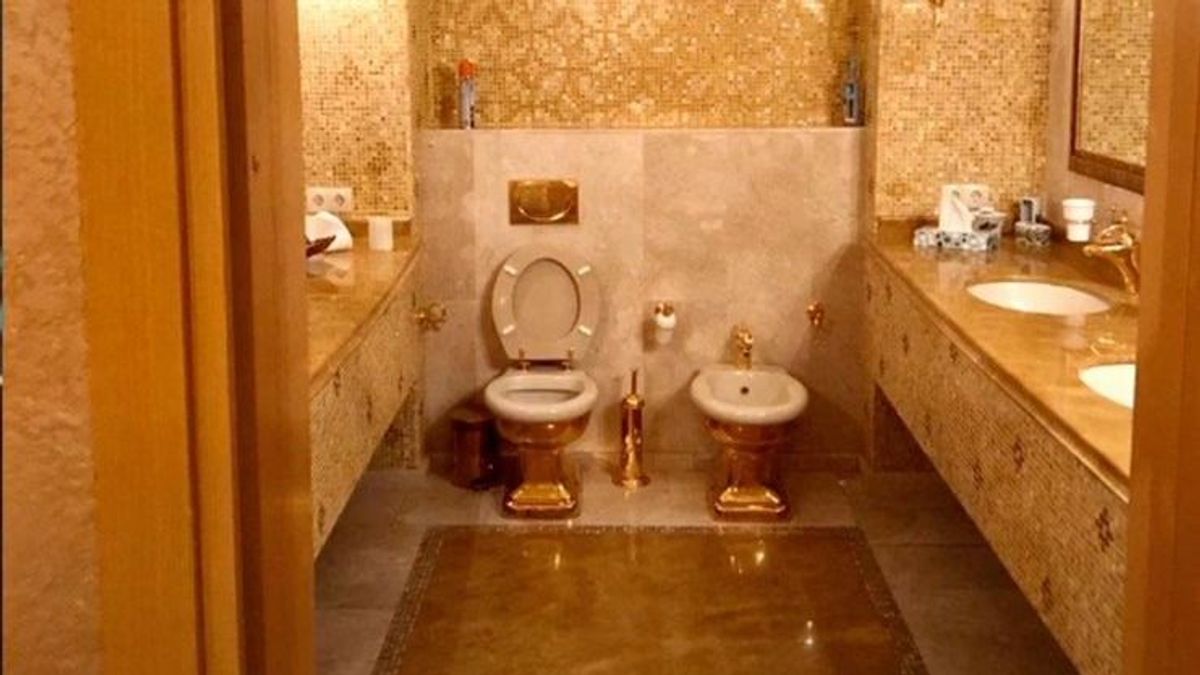 Korrupcióellenes razzia Zelenszkij üzlettársánál – aranyból készült WC is előkerült 