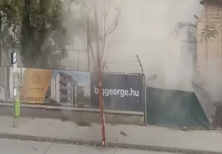 A Biggeorge vállalkozója nem tartotta be az előírásokat – buszmegállóba csapódott egy gerenda