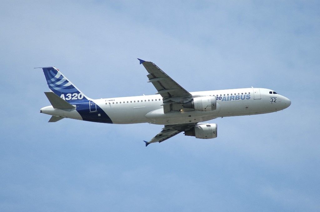 The Airbus A320 in flight over Paris, France, at the Le Bourget Airshow Riasztást adott ki Európa legnagyobb repülőgépgyártója: Airbus repülőgépek ezreit kell javítani – a Wizz Air-t is érinti