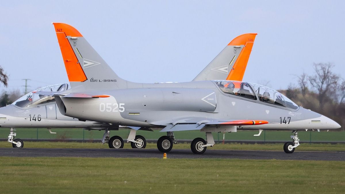 Nagy bejelentés készül a kecskeméti légibázison: fotók bizonyítják, hogy elindultak Magyarországra a honvédség új harci repülőgépei – videón az L-39 Skyfox 