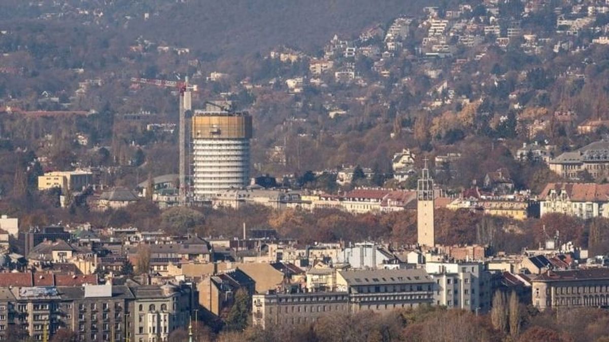 Különleges szerkezet került a megújuló Körszálló falára 