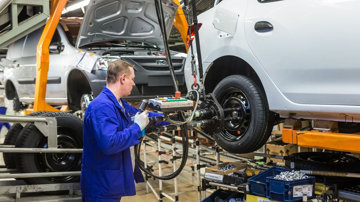 Bajban az orosz Tesla – váratlanul korlátozzák a Lada Largus értékesítését 