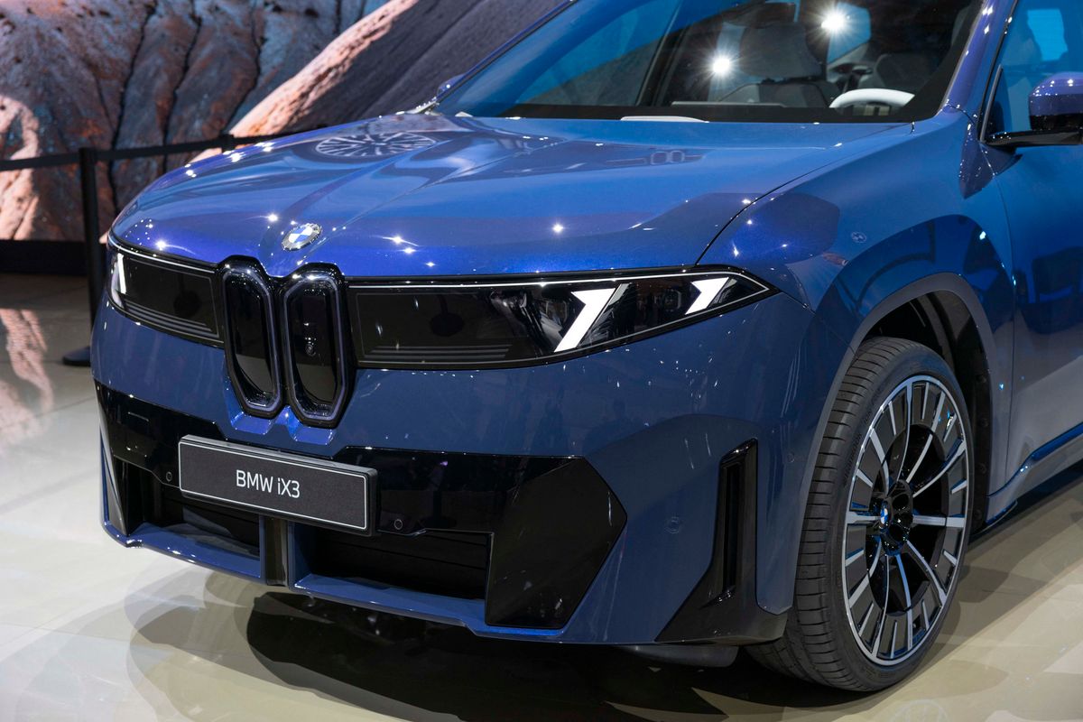 A BMW is ledöbbent, akkora a megrendelés a debrecenben gyárott modellre: lépett a bajor márka, még jobban kigyúrják az iX3-at