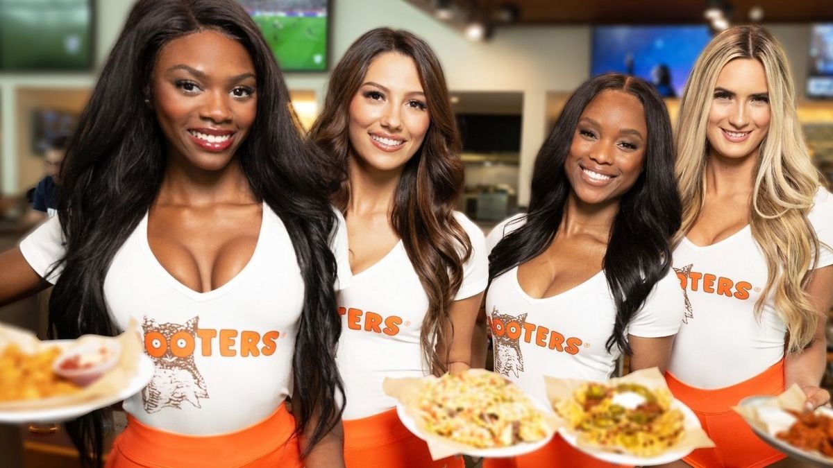 Visszatérnek a Hooters pincérnői – mégsem lesz családbarát hely az étteremláncból