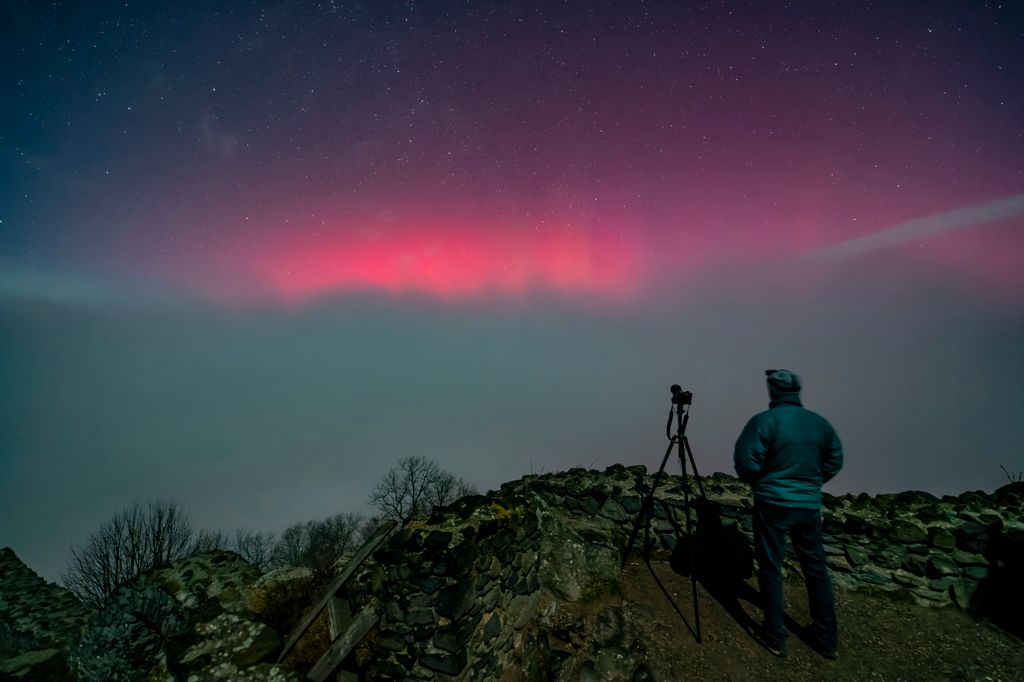 Rózsaszínre festette az eget a sarki fény Magyarországon. Újra elért minket a mágneses vihar. 