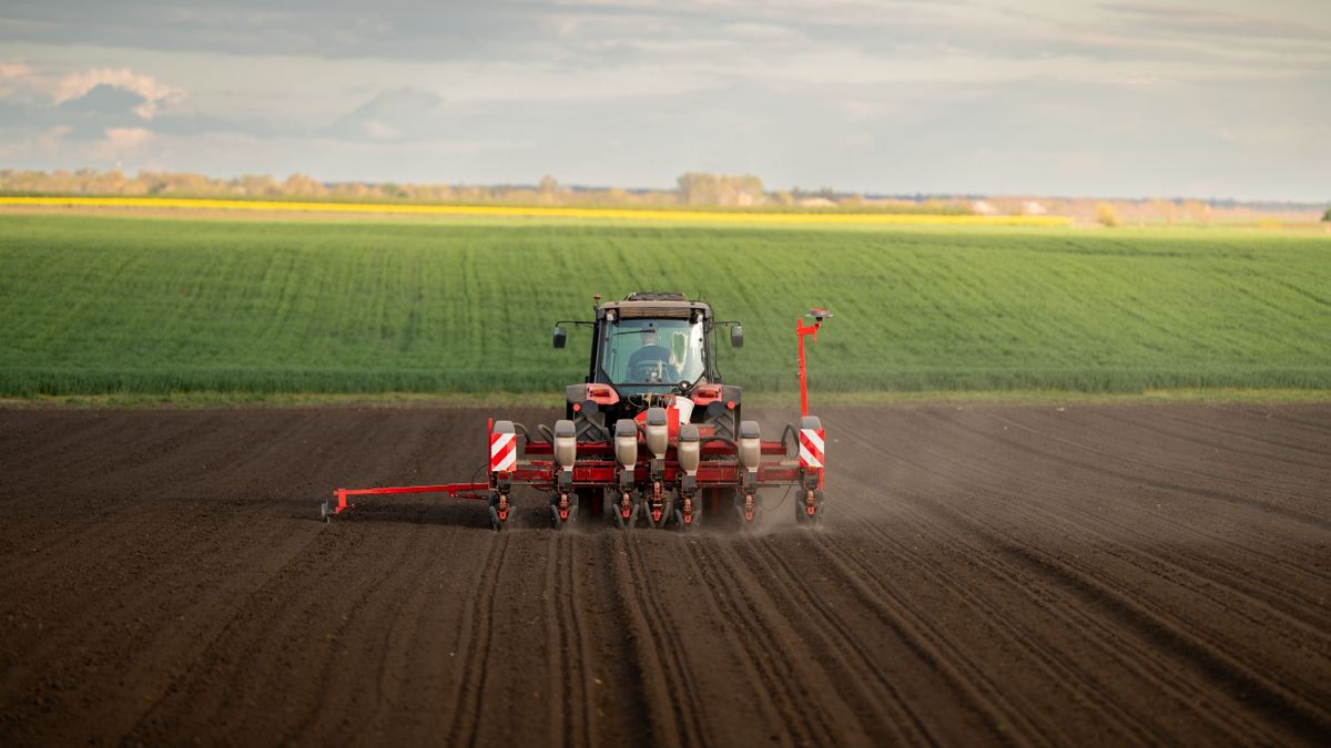 föld,Agricultural,Machinery,-,Tractor,And,Seeder,For,Sowing,Corn