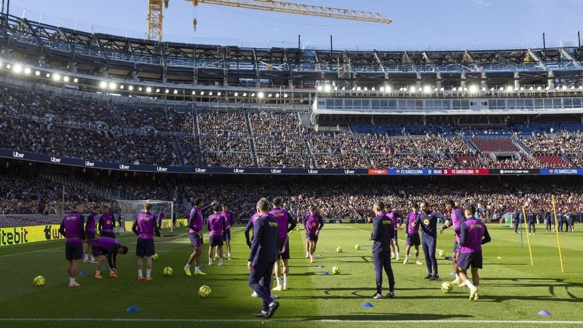 Több mint húszezer szurkoló előtt avatta fel új stadionját a Barcelona, hamarosan hivatalos meccset is játszhatnak az arénában 