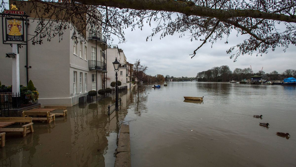 Szegény gazdagok, Londonban már a tehetősek szájáig ér a víz, és megint megered az eső 