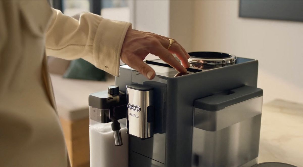 Brad Pitt fait la promotion de la nouvelle  machine à café De'Longhi