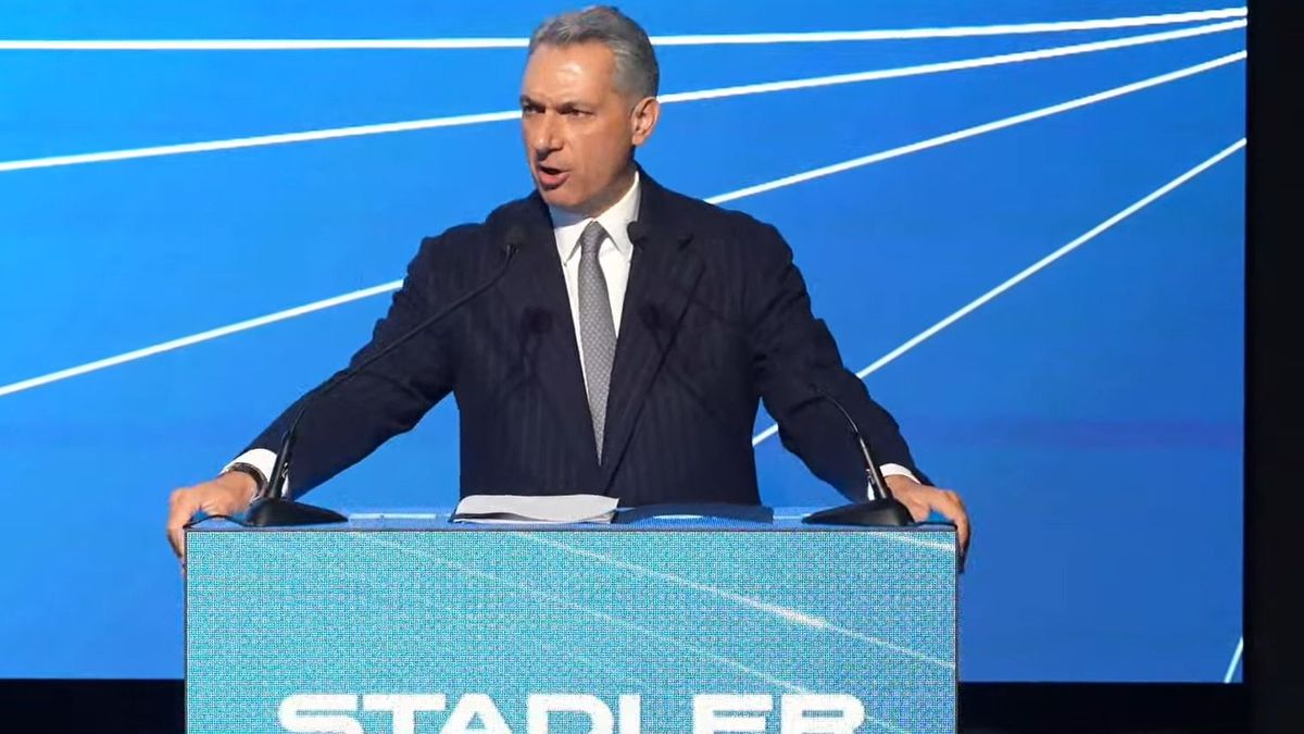 Lázár János bejelentette: több tucat svájci vonatot vásárolnak a MÁV-nak – azonban lesz velük még dolga a Stadlernek 