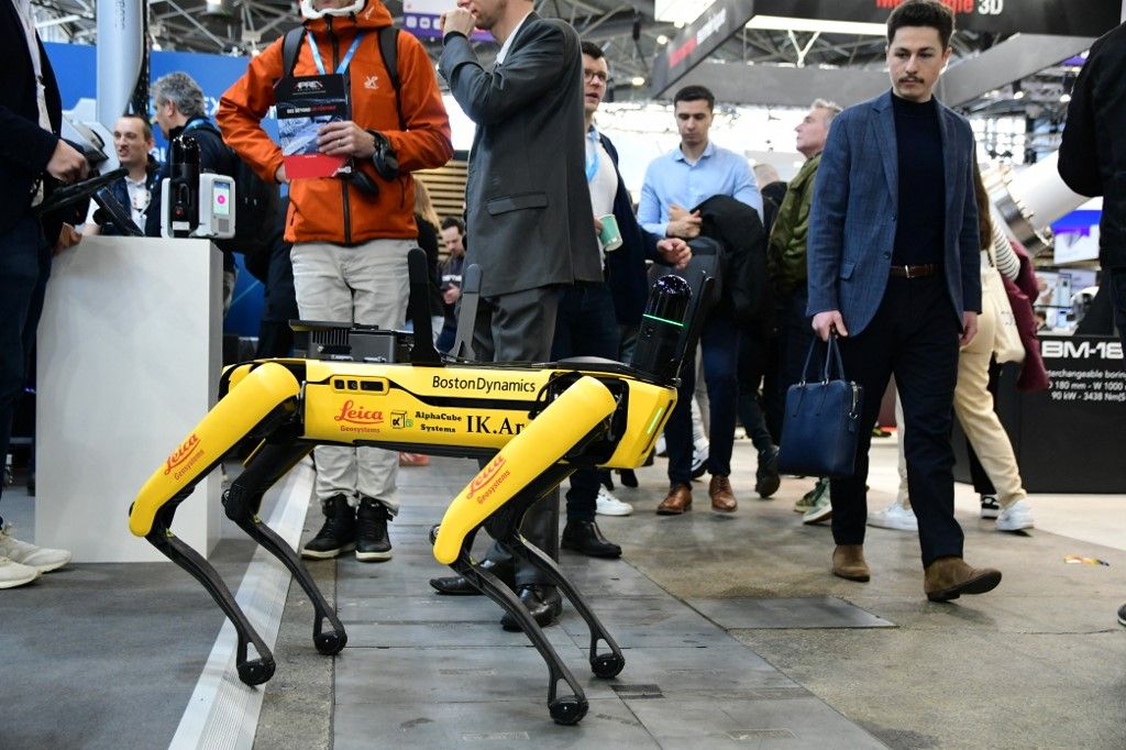 A robokutya immár nem játék, nagyon is komolyan kell venniük a bűnözőknek, és azt teszik a jogvédők is