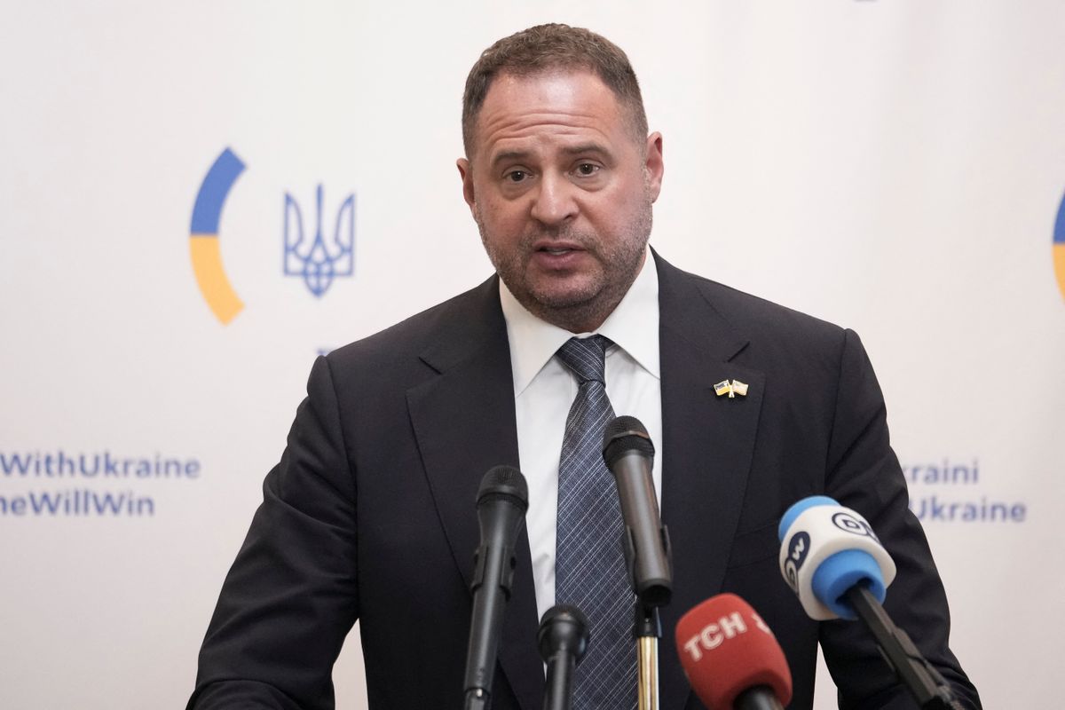 Ukrán korrupciós botrány: lecsaptak a hatóságok Zelenszkij legfontosabb emberére – most kutatják át az irodáját