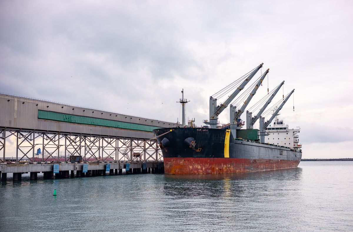 Oil,Tanker,Ship,Loading,In,Port,In,The,Harbor,Of