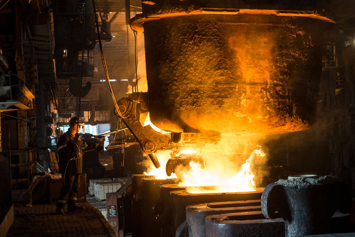 kárpátalja Zaporozhye/,Ukraine,-,07.27.2015:,Two,Steelworkers,At,Work,Near,The
