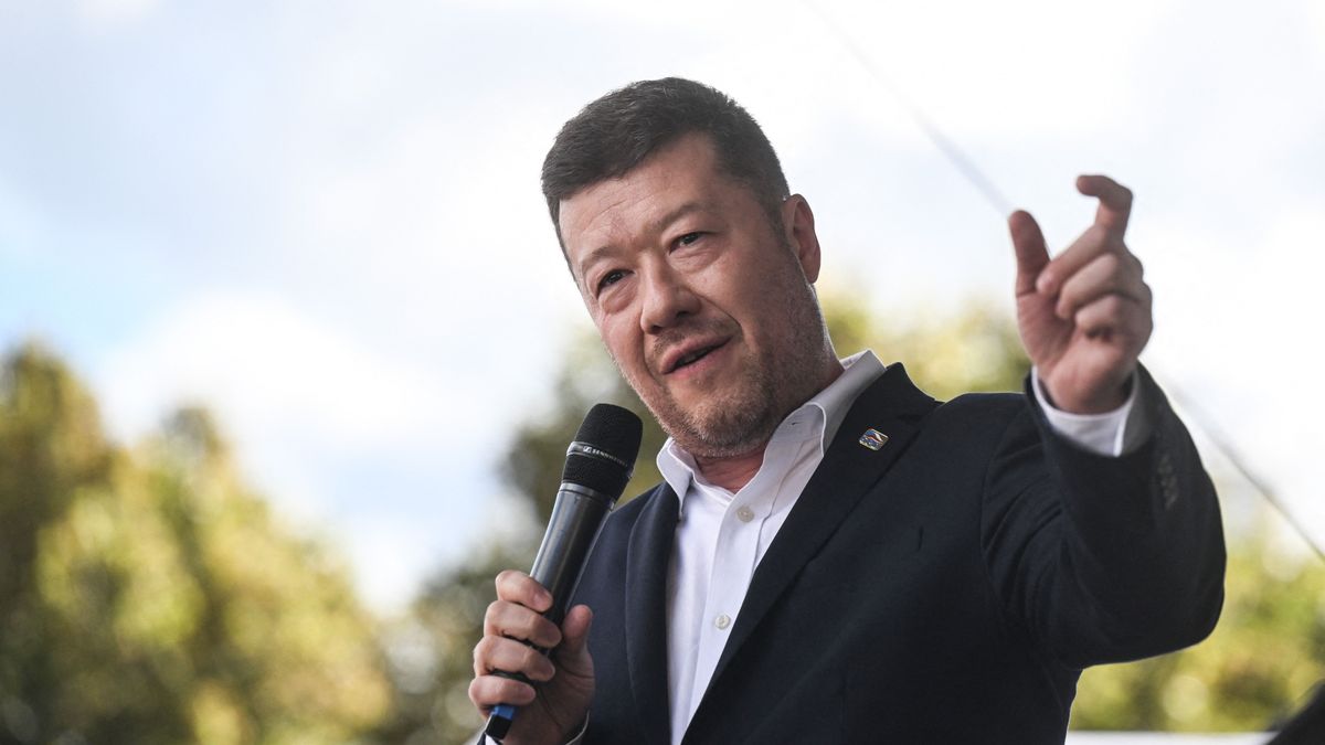 ukrán zászló tomio okamura