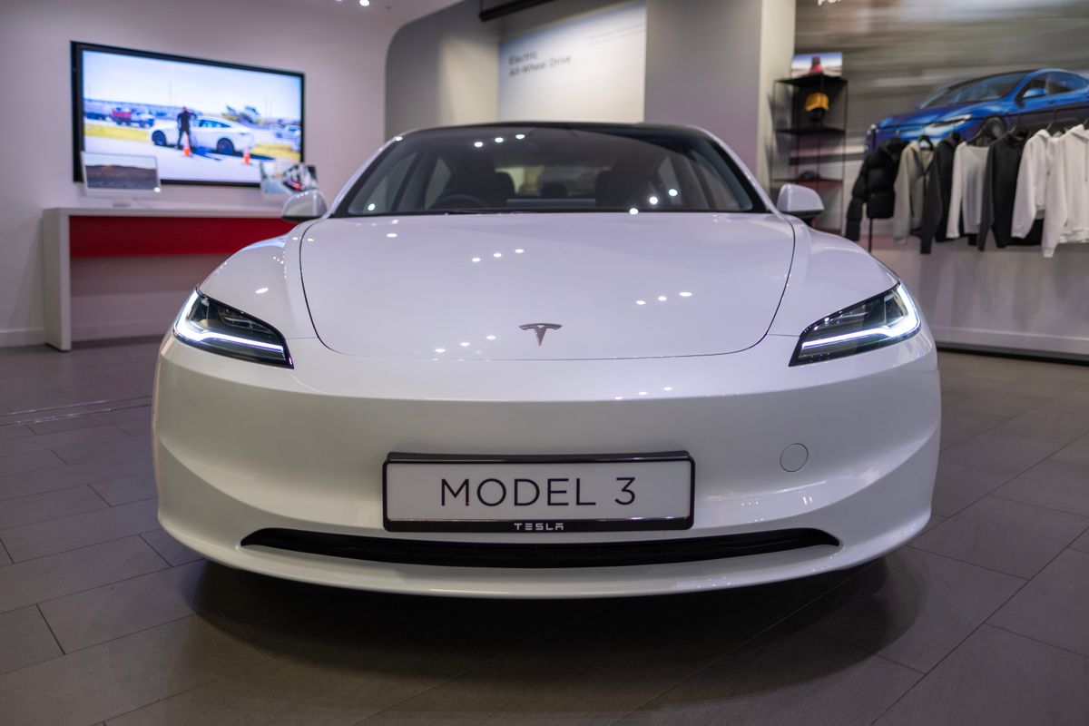 Ezek a modellek uralják a magyar használtautó-piac – a Tesla már a középkategóriát is letarolta