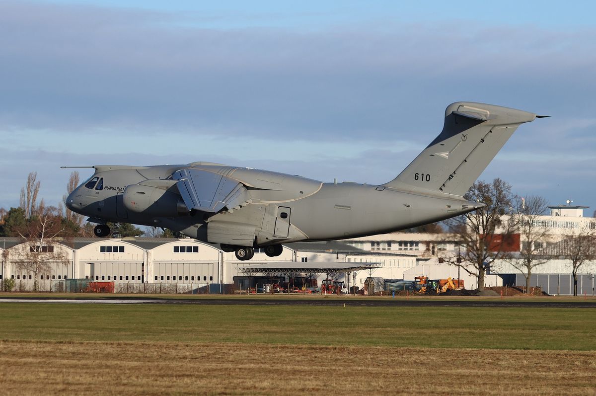 Nagy bejelentés készül a kecskeméti légibázison: fotók bizonyítják, hogy elindultak Magyarországra a honvédség új harci repülőgépei – videón az L-39 Skyfox
