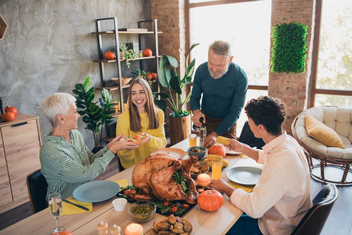 forint Portrait,Of,Big,Full,Family,Pass,Plate,Pour,Champagne,Thanksgiving
