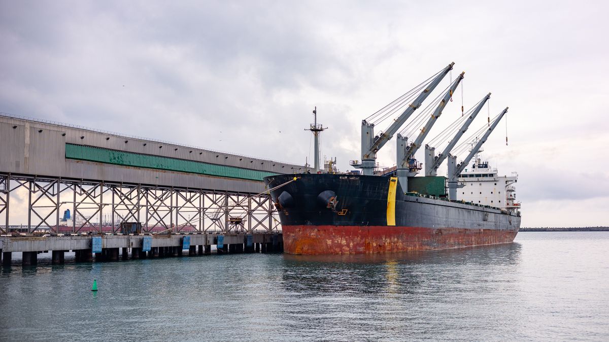 Oil,Tanker,Ship,Loading,In,Port,In,The,Harbor,Of orosz olaj