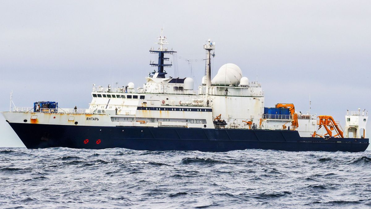 Befeszültek a britek: orosz kémhajó köröz Skócia partjainál – a kormány idegesen figyeli a fejleményeket 