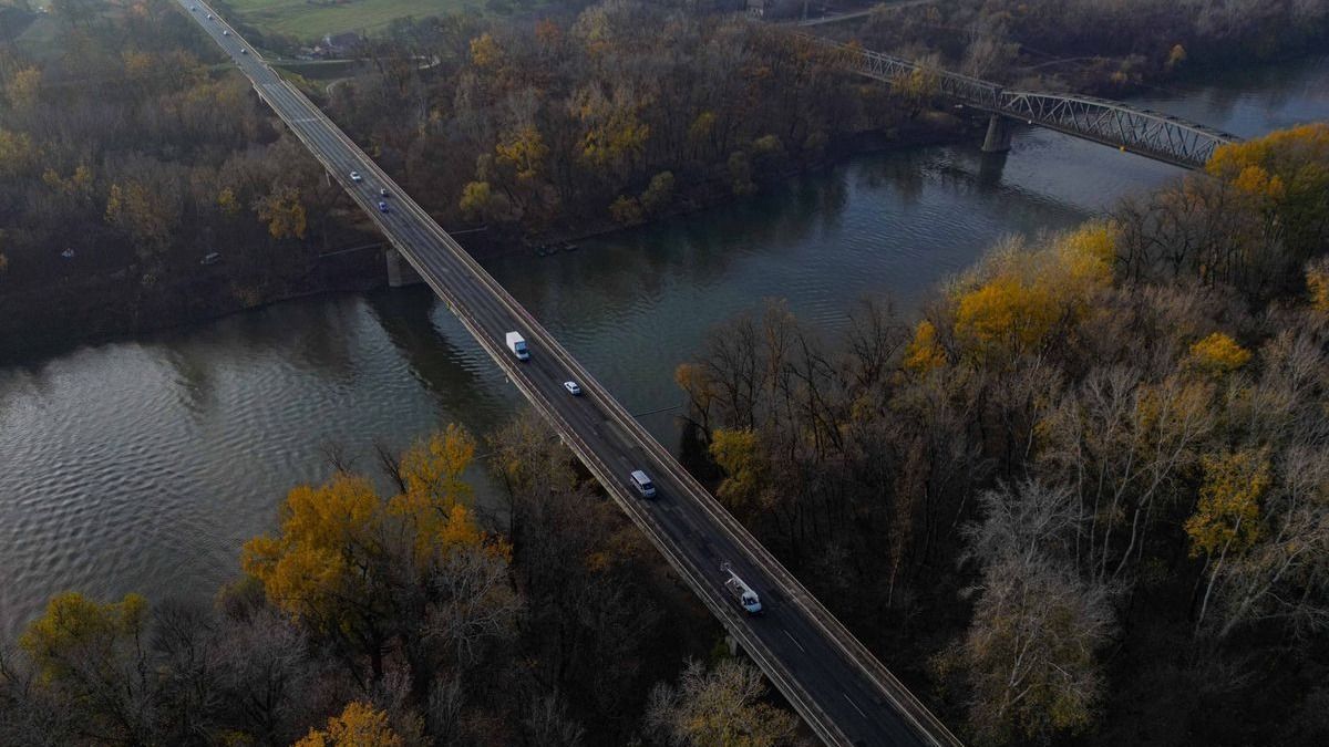 Bejelentették a részleteket: négysávos hidat építenek Magyarország leghosszabb folyója fölé, a szegedi BYD-gyár miatt kell – őrült forgalom lesz rajta 