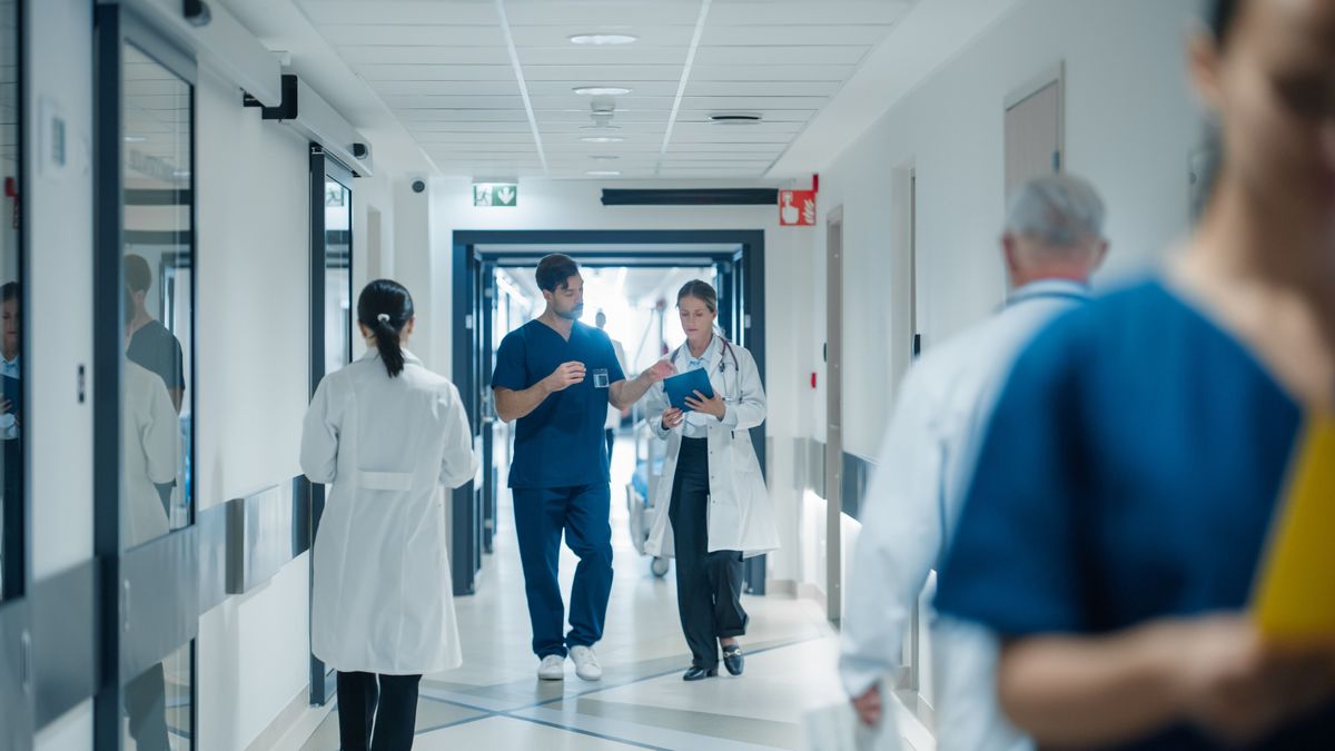 franchise,Medical,Staff,Navigating,A,Busy,Hospital,Hallway.,Caucasian,Male,Doctor