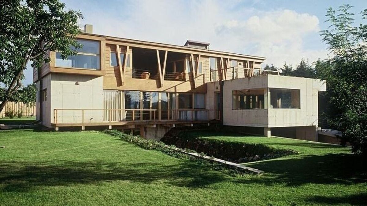 A helikopterbalesetben elhunyt milliárdos özvegye eladja pazar luxusvilláját