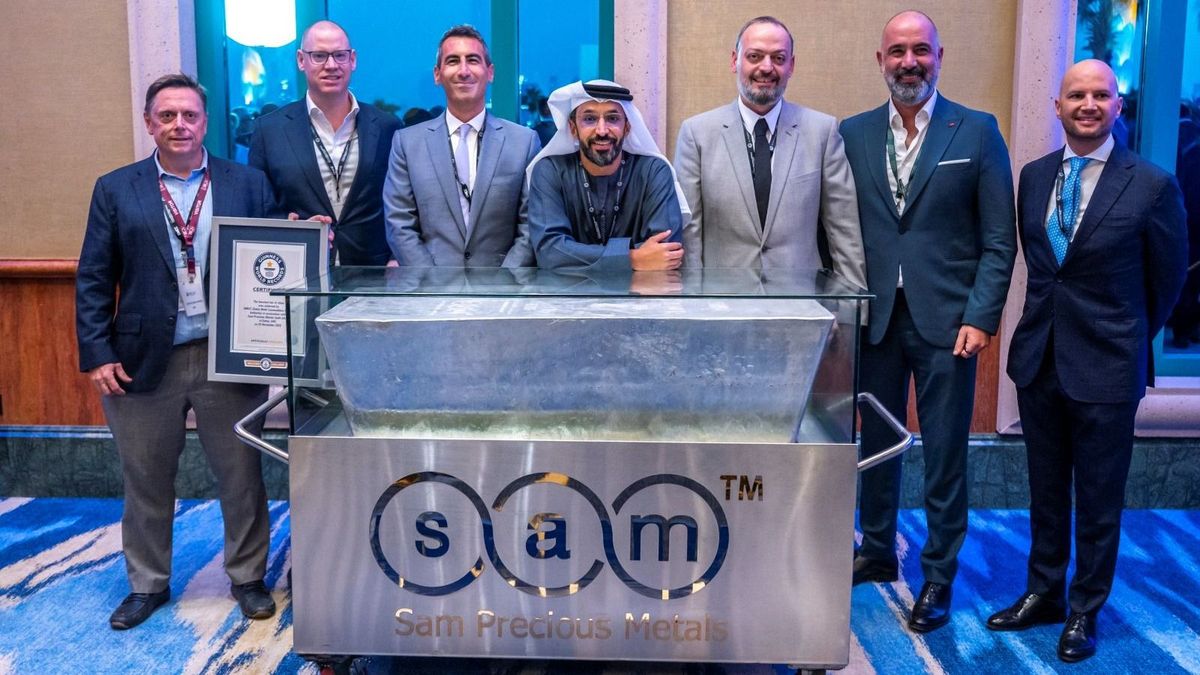 A világ legnagyobb, közel kéttonás ezüsttömbje készült el Dubajban