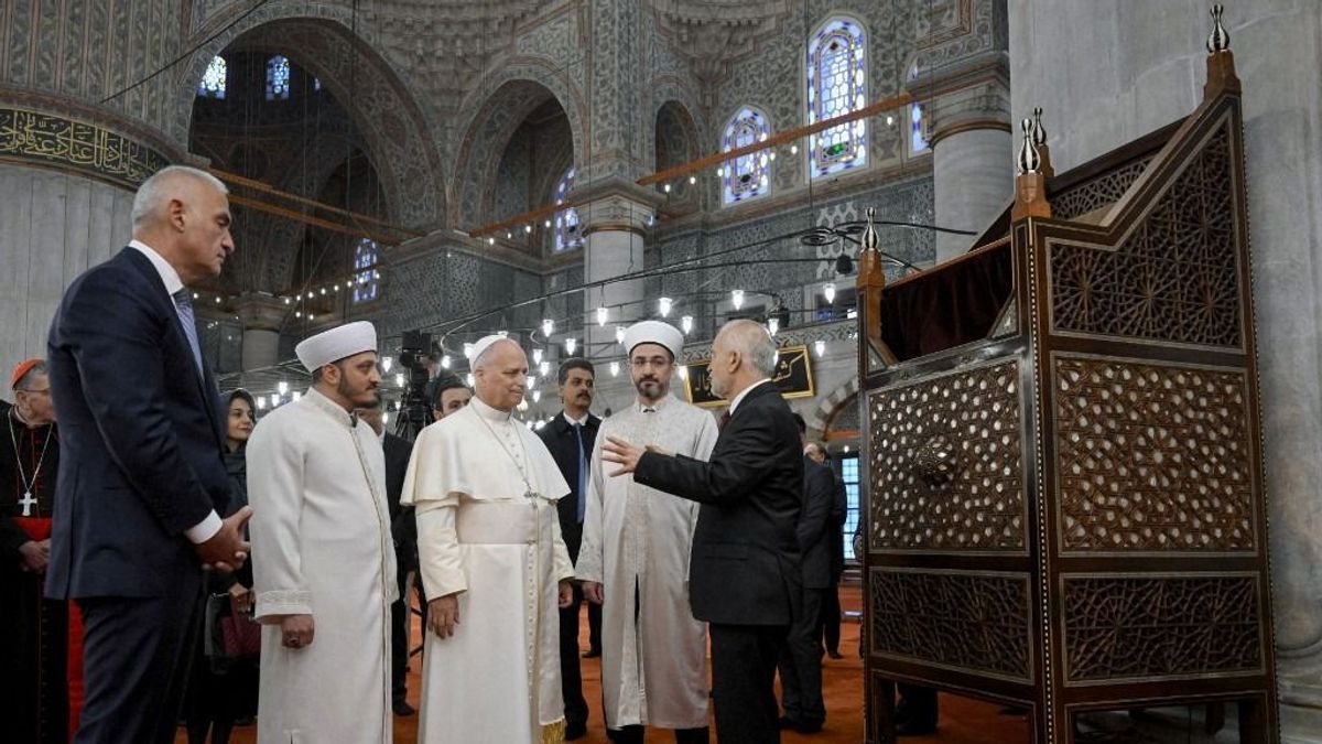 Pápa nyilvánosan ilyet még nem csinált - Isztambulban mégis megtette 
