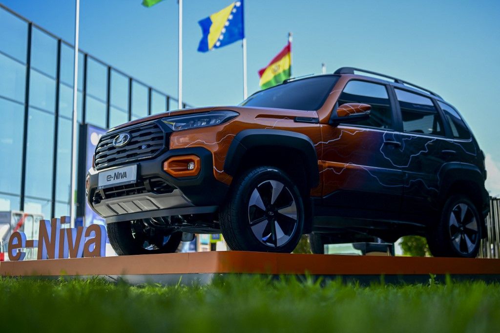 St. Petersburg International Economic Forum in Russia Putyin szeme láttára omlik össze Oroszország legnagyobb autógyártója: már a Ladát se veszik, Kína kivégzi – átveszi az uralmat a saját modelljeivel