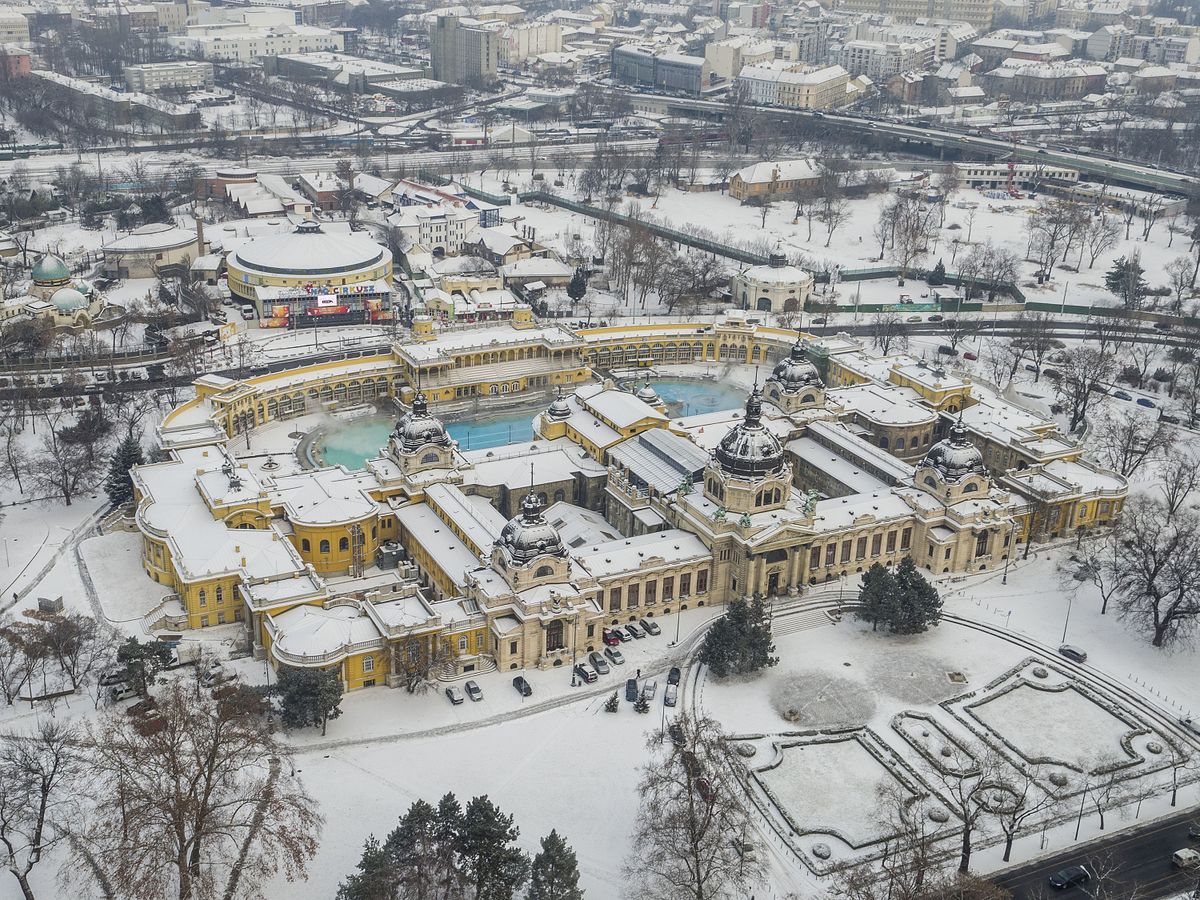 Budapest termálfürdőit dicsérte a Lonely Planet. Fotó: Drone Media Studio / Shutterstock