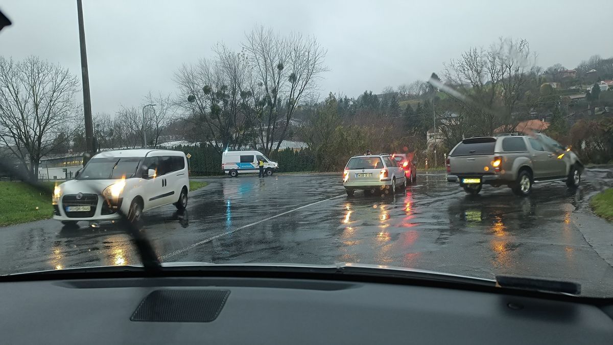 Orbán Viktor kísérete balesetet szenvedett — a TEK járműve sodródott le az útról 