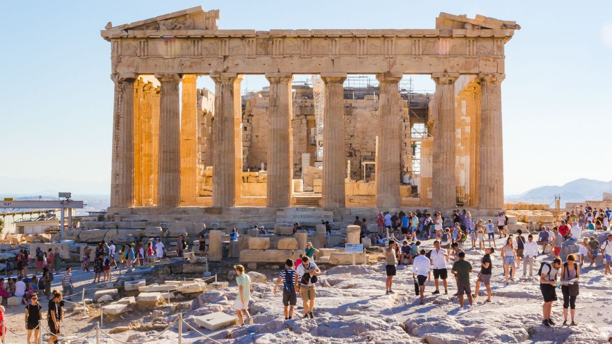 Athens,,Greece,-,July,3,2022:,Crowds,Of,Tourists,Visit