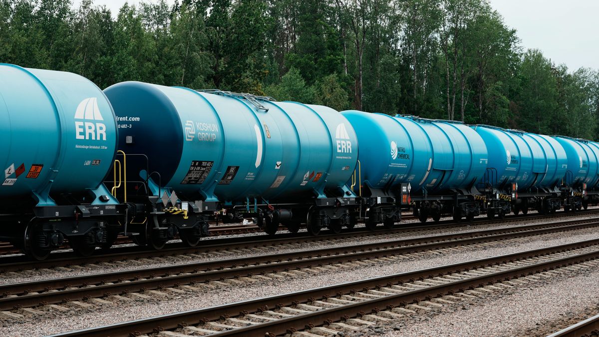 „Potyognak ki a csontvázak a szekrényből” – Trump felfedte az uniós kettősmércét: orosz olaj a fű alatt is 