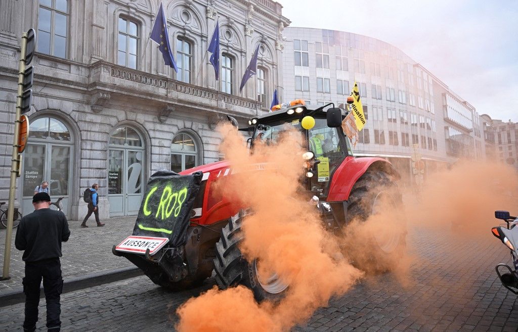 Farmers' protest in Brussels: Farmers park tractors near European Parliament