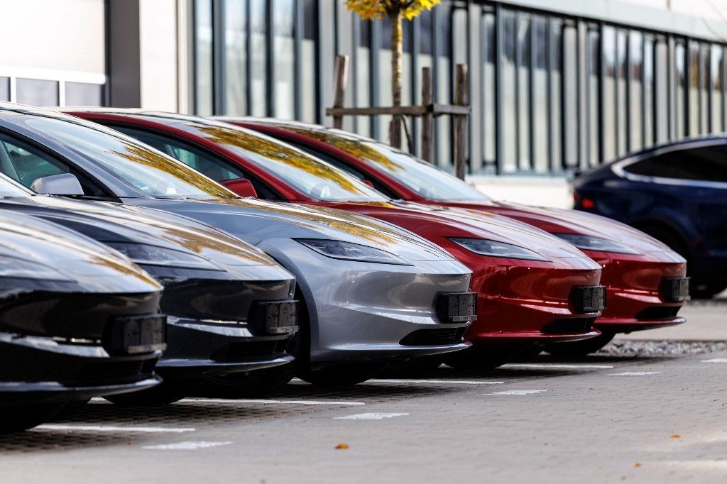 Tesla logo on cars at a branch of the brand Lebuktak a német autógyártók: saját regisztrációval pörgetik az elektromos autók eladását