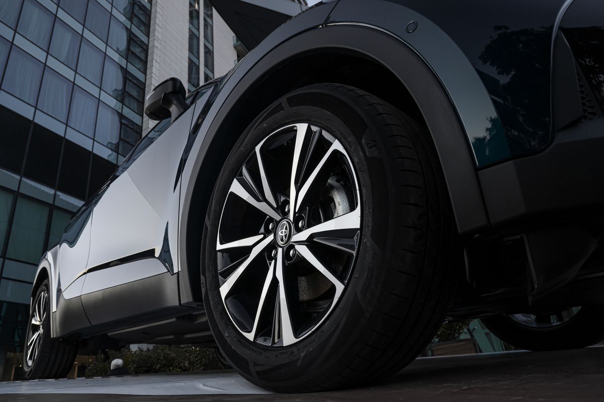 Batumi,,Georgia,-,March,12,,2024:,Car,Showroom.,Aluminum,Wheel Nem áll meg: a Toyota közel 1 milliárd dollárt fektet be amerikai gyáraiba