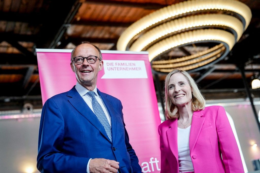 Az AfD és a német vállalkozók: bőven az októberi incidens előtti a fotó – Marie-Christine Ostermann a Washingtonból frissen visszatért Friedrich Merz kancellárt köszöntötte, akinek szintén erősen rákoppintottak az orrára azzal a váddal, hogy az AfD-hez közeledne