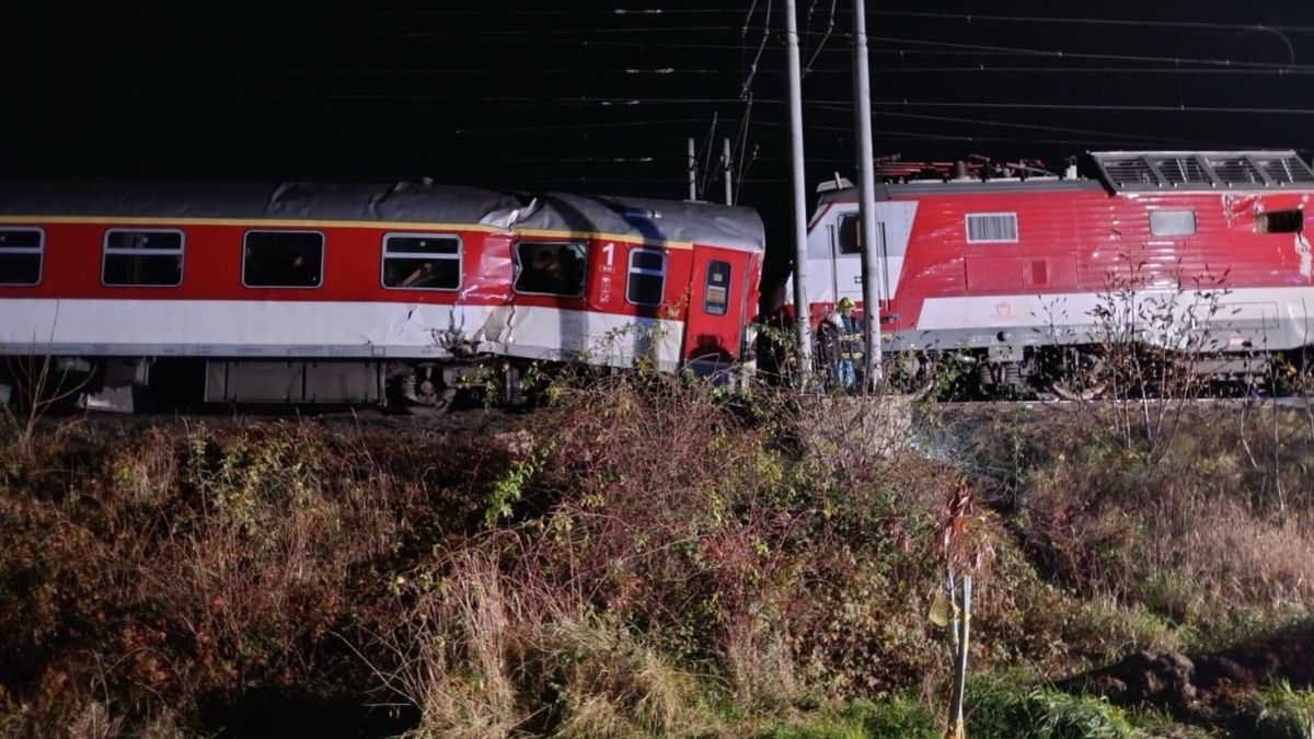 Egymásnak hajtott két vonat a magyar határ közelében: több tucatnyian sérültek meg