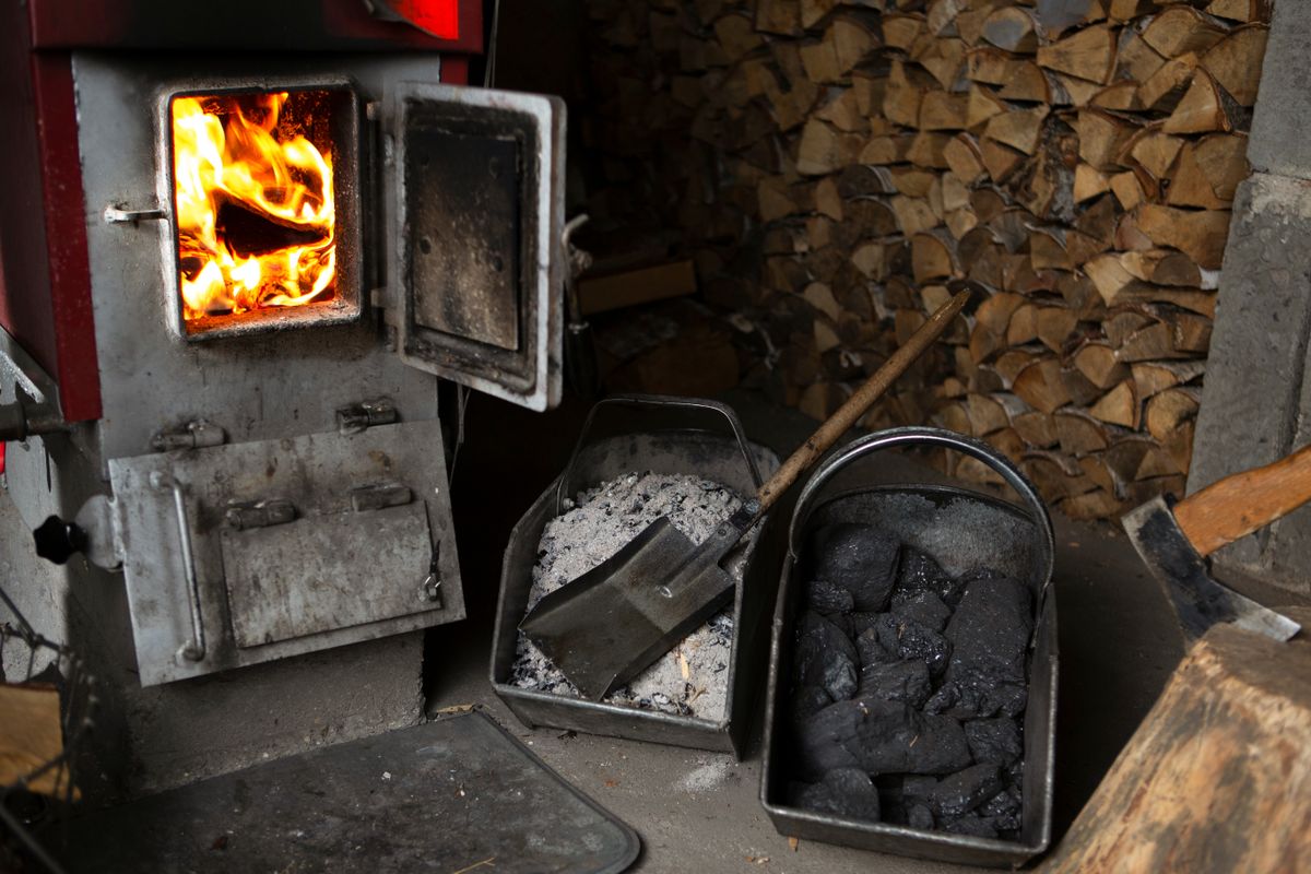 energiatámogatás,Firewood,Is,Burning,In,The,Stove.,Heating,The,House,With