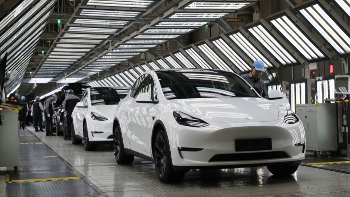 Tesla-ünneppel zárul az év, de a Szegeden óriásgyárat építő BYD már rég faképnél hagyta Elon Muskékat 