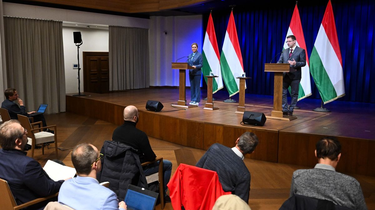 Szokatlan felállásban 2026 első kormányinfója – kövesse nálunk élőben! 