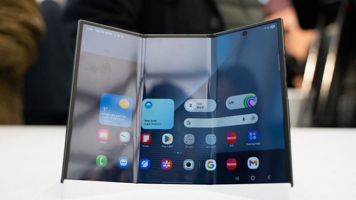 Szupertelefont mutatott be a Samsung, ilyet eddig egyedül Kína tudott: hajmeresztő az ára, Magyarországon is várják – videó 