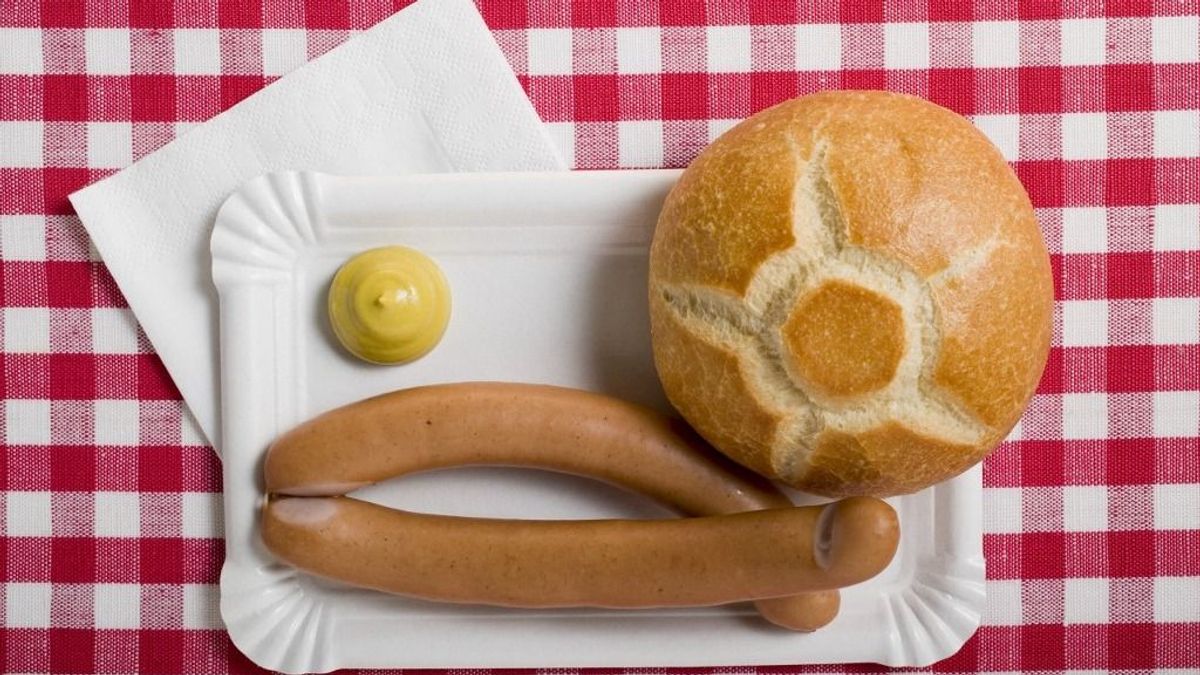 Lehet olcsón virslit kapni a szilveszteri asztalra — de találjuk ki, mennyivel drágább a prémium?